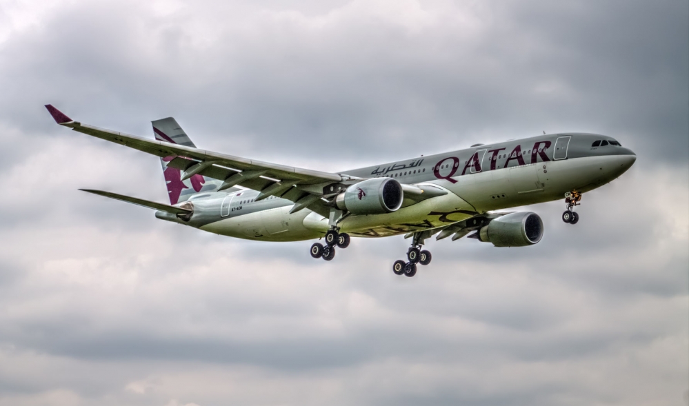 Avión de Qatar Airways en pleno vuelo